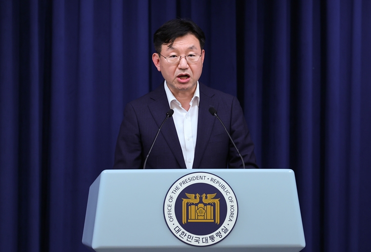 성태윤 정책실장이 17일 서울 용산 대통령실 청사에서 체코 신규 원전 우선협상대상자 선정 관련 브리핑을 하고 있다. / 뉴시