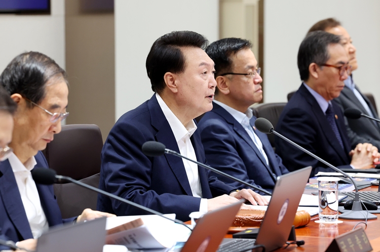 윤석열 대통령이 지난 16일 서울 용산 대통령실 청사에서 열린 국무회의에서 발언하고 있다. (대통령실통신사진기자단) / 뉴시스