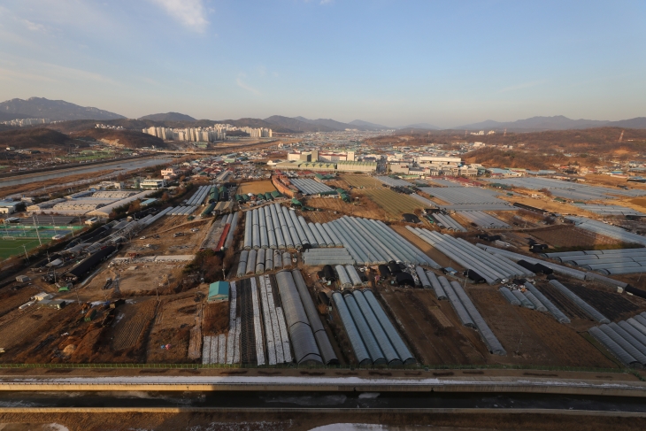 국토교통부(이하 국토부)가 18일 발표한 ’23년 토지소유현황 통계‘에 따르면 지난해 기준 우리나라 전체 5,133만명 중 토지를 보유한 인구는 1,903만명(37.1%)으로 나타났다. 사진은 대한민국의 토지./ 뉴시스