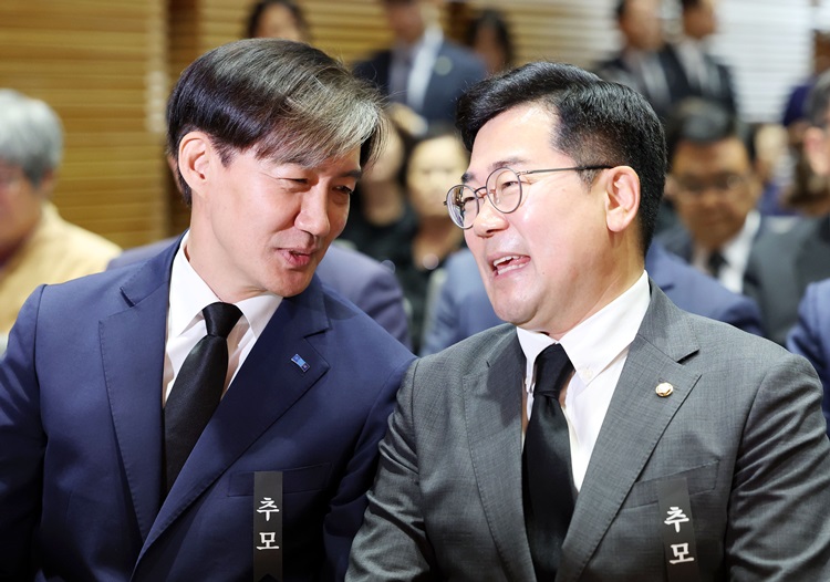 더불어민주당과 조국혁신당은 18일 국민의힘 전당대회 과정에서 나온 댓글팀 의혹과 공소 취소 청탁 의혹 등에 대한 수사를 촉구했다. 사진은 박찬대(오른쪽) 민주당 당 대표 직무대행 겸 원내대표와 조국 조국혁신당 전 대표가 지난달 26일 서울 용산구 백범김구기념관에서 열린 백범 김구 선생 제75주기 추모식에서 대화하고 있는 모습. / 뉴시스