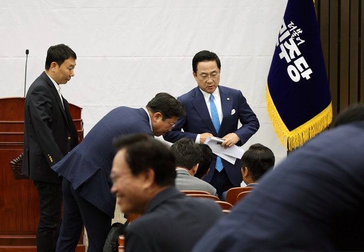 더불어민주당 박찬대 당대표 직무대행, 박성준 원내수석부대표, 김용민 원내정책수석부대표 등 원내지도부가 18일 국회에서 열린 비공개 당 의원총회에서 논의를 하고 있다. / 뉴시스