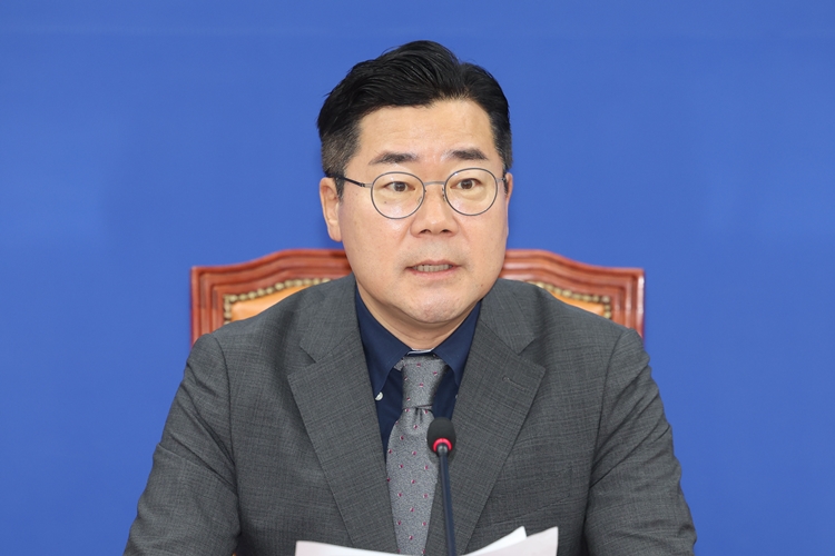 박찬대 더불어민주당 대표 권한대행 겸 원내대표가 19일 여권을 겨냥, 윤석열 대통령 탄핵 청문회의 정상적 진행을 방해하지 말라고 엄포를 놨다. / 뉴시스