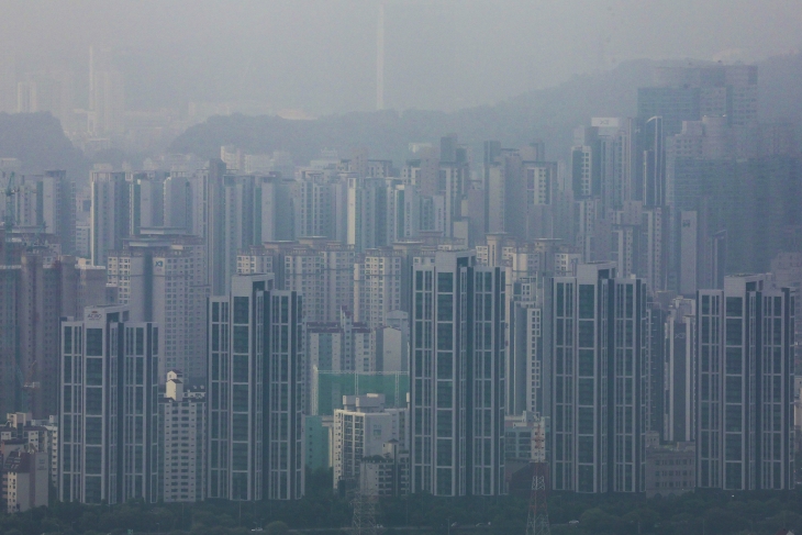 지난 18일 최상목 부총리 겸 기획재정부 장관 주재로 정부서울청사에서 이뤄진 ‘제7차 부동산관계장관회의’에서 여러 주책공급 방안들이 소개된 가운데 해당 방안을 두고 정부의 문제해결 의지를 나타낸 것으로 봐야 한다는 시각도 언급됐다. 사진은 대한민국의 아파트 전경./ 뉴시스