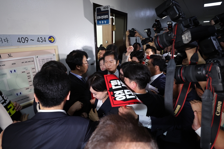 정청래 국회 법사위원장이 19일 서울 여의도 국회에서 열린 제3차 법제사법위원회 윤석열 대통령 탄핵소추안 즉각 발의 요청에 관한 청원 관련 청문회에서 추경호 국민의힘 원내대표를 비롯한 국민의힘 의원들에게 항의를 받으며 입장하고 있다. / 뉴시스