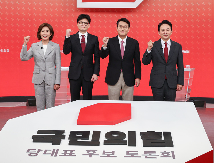 19일 서울 양천구 SBS 스튜디오에서 열린 국민의힘 제5차 전당대회 당대표 후보 방송토론회에 나선 나경원, 한동훈, 윤상현, 원희룡 후보가 기념촬영을 하고 있다.  /뉴시스