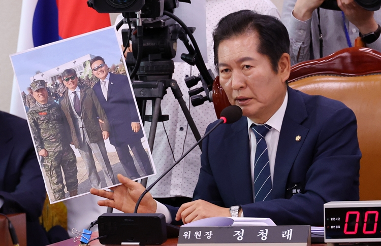 정청래 국회 법사위원장이 19일 오후 서울 여의도 국회에서 열린 제3차 법제사법위원회 윤석열 대통령 탄핵소추안 즉각 발의 요청에 관한 청원 관련 청문회에서 임성근 전 해병대 1사단장에게 김계환 해병대 사령관, 이종호 전 블랙퍽인베스트먼트 대표, 전직 대통령경호처 출신 송호중 씨 사진을 보여주며 질의하고 있다. / 뉴시스