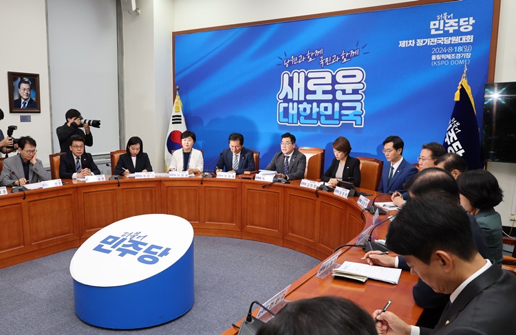 박찬대 더불어민주당 당대표 권한대행 겸 원내대표가 22일 오전 국회에서 열린 최고위원회의에서 발언하고 있다. / 뉴시스