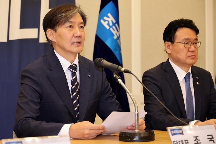 조국(왼쪽) 조국혁신당 대표가 22일 오전 국회에서 열린 최고위원회의에서 발언하고 있다. / 뉴시스