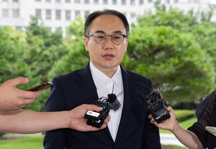 이원석 검찰총장이 22일 오전 서울 서초구 대검찰청으로 출근하며 취재진의 질문에 답변하고 있다. 도이치모터스 주가조작, 명품가방 수수 의혹을 받고 있는 김건희 여사를 조사하는 서울중앙지방검찰청이 지난 20일 검찰 청사가 아닌 제3의 장소에서 비공개 조사하는 과정에서 이원석 검찰총장에게 사후보고해 논란이 되고 있다. /뉴시스