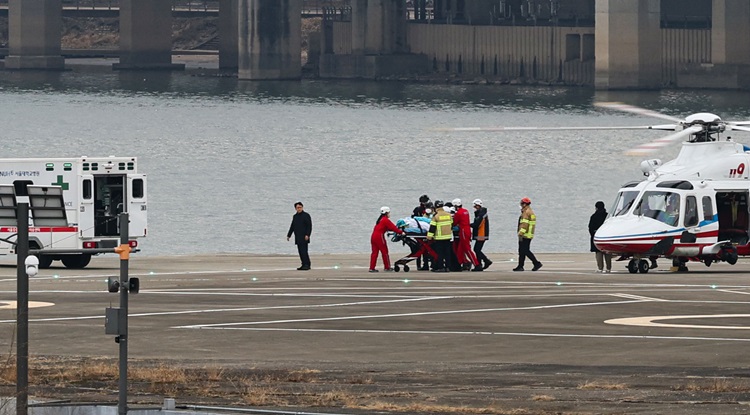 더불어민주당은 지난 22일 국민권익위원회가 이재명 전 대표의 ‘헬기 이송 특혜 논란’ 사건에 대해 ‘위반 사항 없음’으로 종결 처리한 것을 두고 “명품백 수수 사건에 대한 물타기용”이라고 비판했다. 사진은 지난 1월 2일 부산 방문 일정 중 흉기에 피습된 이재명 당시 대표가 서울 용산구 노들섬 헬기장에서 서울대병원으로 이송되고 있는 모습. / 뉴시스