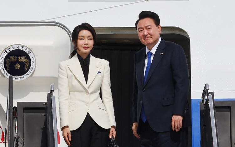 검찰이 윤석열 대통령의 부인 김건희 여사를 대면조사 한 것을 두고 국민의힘 내부에서도 의견이 엇갈리고 있다. 특히 검찰청사가 아닌 제3의 장소를 선택한 것이 야권의 공세의 빌미가 된 가운데, 여당 내부에서도 아쉽다는 반응이 나온다. / 뉴시스