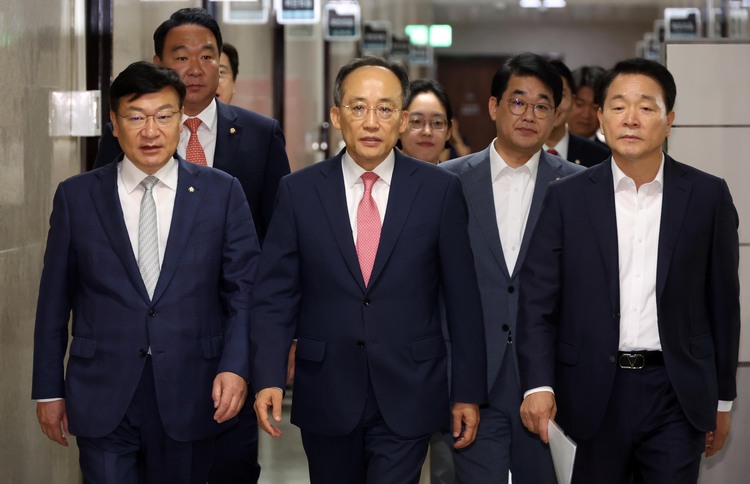 추경호 국민의힘 원내대표가 23일 오전 서울 여의도 국회에서 열린 원내대책회의에 참석하고 있다. 앞줄 왼쪽부터 정점식 정책위의장, 추 원내대표, 성일종 사무총장.  /뉴시스