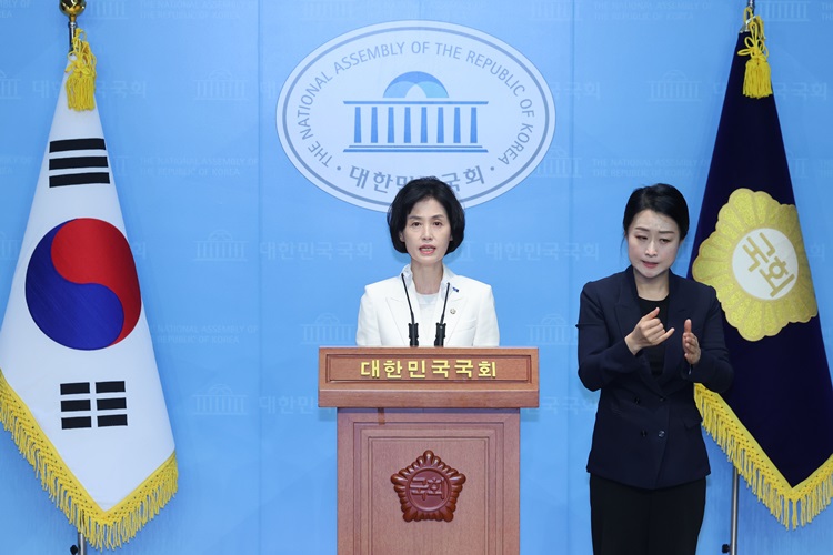 박은정 조국혁신당 의원이 23일 오전 국회 소통관에서 열린 윤석열·김건희 쌍특검법 발의 기자회견에서 발언하고 있다. / 뉴시스