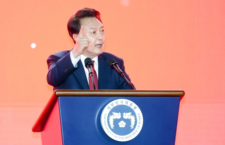윤석열 대통령이 23일 경기 고양시 일산 킨텍스에서 열린 국민의힘 제4차 전당대회에서 축사하고 있다. / 뉴시스