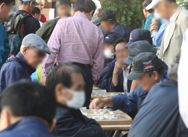 정부가 규제를 개선해 고령층 친화적인 주거 공간과 가사·건강·여가 서비스가 결합된 시니어 레지던스 공급을 대폭 확대하기로 결정했다고 23일 밝혔다. 사진은 장기를 즐기는 대한민국의 노인들/ 뉴시스