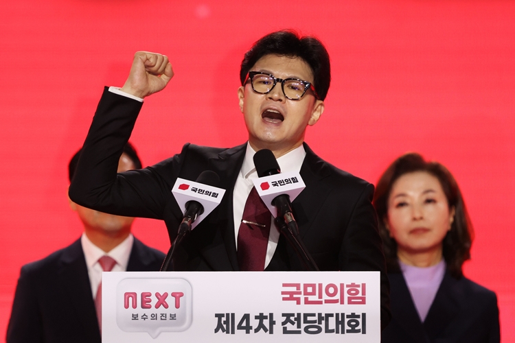 한동훈 국민의힘 신임 당대표가 23일 경기 고양 킨텍스에서 열린 제4차 국민의힘 전당대회에서 당대표로 선출된 뒤 수락연설을 하고 있다. / 뉴시스