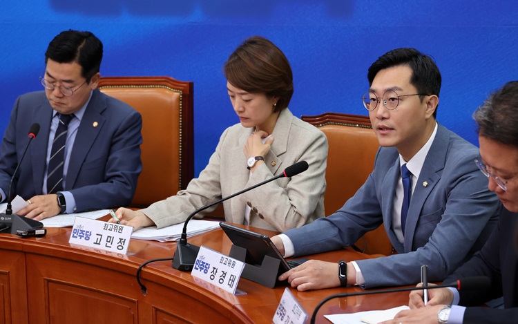 장경태(오른쪽) 더불어민주당 최고위원이 24일 오전 국회에서 열린 최고위원회의에서 발언하고 있다. / 뉴시스