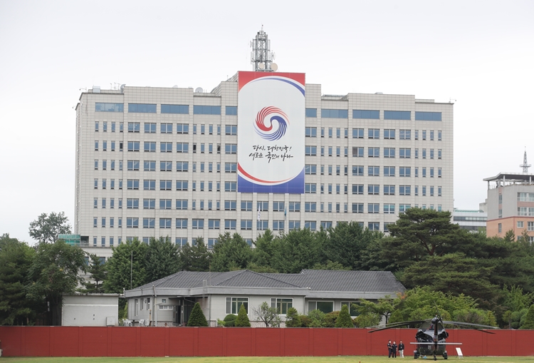 대통령실 청사 경내에서 북한이 살포한 오물 풍선이 발견됐다. 대통령실은 위험성은 없었다며 수거했다고 전했다. / 뉴시스