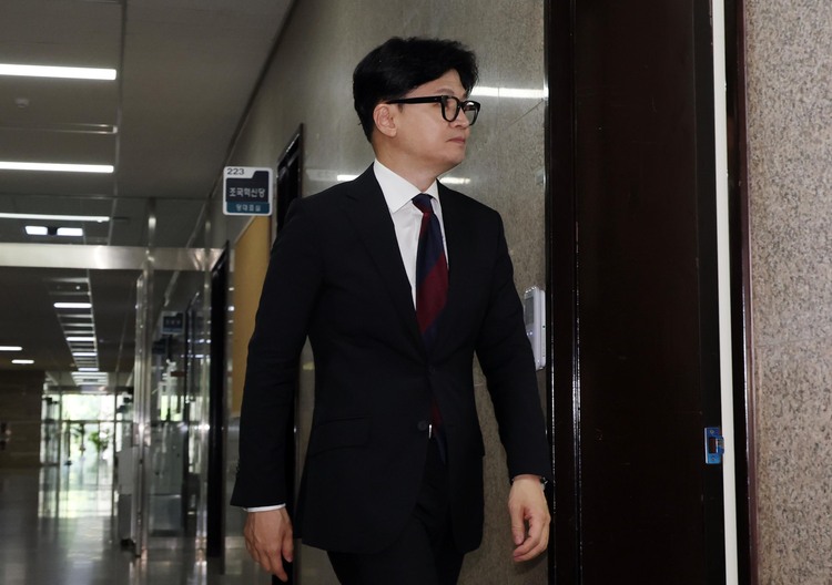 한동훈 국민의힘 대표가 24일 오전 서울 여의도 국회 당 대표실에 첫 출근하고 있다.  /뉴시스