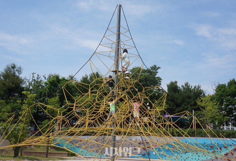 아이들에게 놀이가 성장과 발달에 있어 아주 중요한 역할을 한다는 점은 각종 연구결과를 통해서도 확인되고 있다. 사진은 강원도 춘천시에 위치한 봄내림놀이터 1호 잼잼에서 아이들이 놀고 있는 모습./ 사진=김두완 기자 