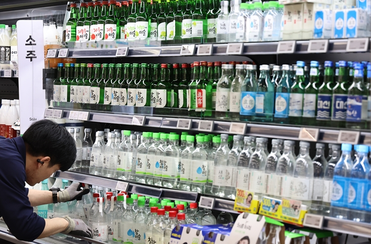 올해 2분기 주류업체들이 호실적을 거둘 것으로 전망되고 있다. 지난해 여름 하이트진로‧롯데칠성 등 주류업체가 일제히 실적이 악화된 부분에 대한 기저가 작용할 것이란 관측이다. / 뉴시스