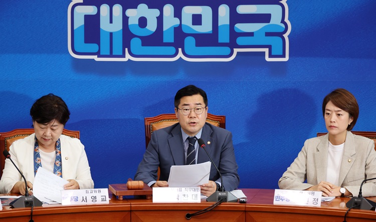 더불어민주당이 한동훈 국민의힘 신임 대표 취임 첫날부터 공세 모드에 들어갔다. 사진은 박찬대(가운데) 당 대표 직무대행 겸 원내대표가 24일 국회에서 열린 최고위원회의에서 발언하고 있는 모습. / 뉴시스