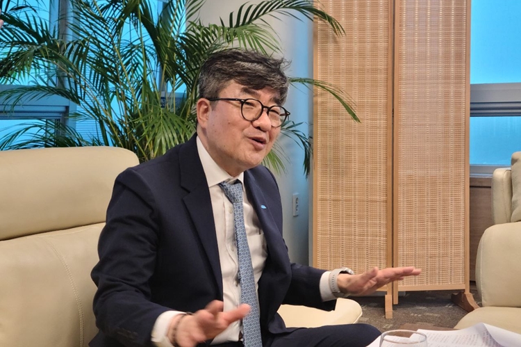 신형철 소장이 극지 연구에 발을 딛게 된 것은 우연한 계기였다. 대학교에서 해양학 전공 석사학위를 받은 후 극지연구소의 전신인 해양연구원 극지연구센터 계약직 연구원으로 입사했다. 그러던 중 1년간 실제 극지에 다녀오는 것은 어떻겠냐는 제안을 받았다. 이는 신형철 소장의 인생 전환점이 됐다./ 김두완 기자