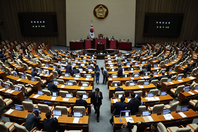 25일 오후 국회에서 열린 제416회 국회(임시회) 제1차 본회의에서 최형두 국민의힘 의원이 방송통신위원회의 설치 및 운영에 관한 법률 일부개정법률안에 반대하는 무제한 토론(필리버스터)을 시작하자 더불어민주당 의원들이 본회의장을 떠나고 있다. / 뉴시스