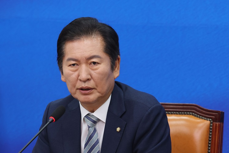 국회 법제사법위원장을 맡고 있는 정청래 더불어민주당 최고위원은 26일 국회에서 열린 최고위원회의에서 김건희 여사 모녀가 ‘윤석열 대통령 탄핵 청원 청문회’에 불출석 할 경우 '김건희 특검법' 입법청문회 때 다시 증인으로 채택하는 방안을 모색하겠다고 밝혔다. 사진은 정 최고위원이 지난 22일 국회에서 열린 최고위원회의에서 발언하고 있는 모습. / 뉴시스