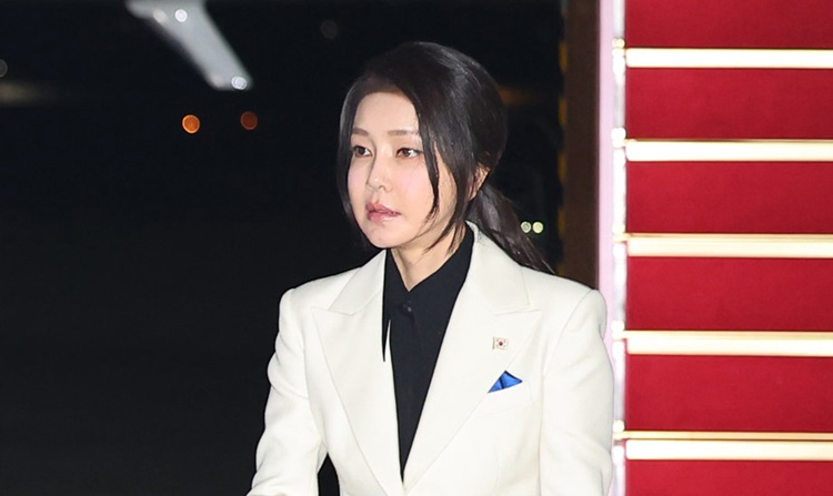 야권은 26일 김건희 여사가 명품백 수수 논란과 관련해 자신의 변호인을 통해 사과의 뜻을 전한 것을 두고 맹비판에 나섰다. 사진은 윤석열 대통령과 김 여사가 지난 12일 북대서양조약기구(NATO·나토) 75주년 정상회의 등 미국 안보순방을 마치고 귀국, 성남 서울공항에서 황우여 국민의힘 비상대책위원장 등 환영 인사들과 인사를 나누고 있는 모습. / 뉴시스