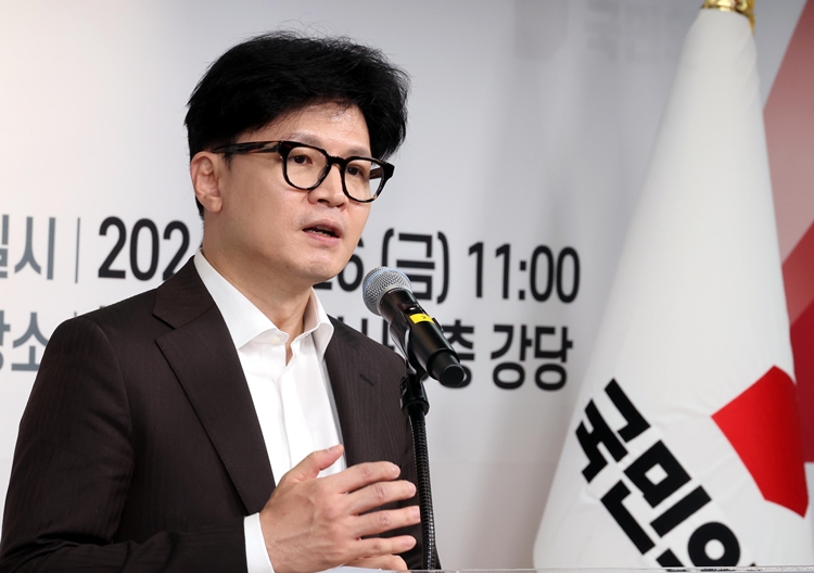 한동훈 국민의힘 대표가 26일 오전 서울 여의도 중앙당사에서 열린 사무처당직자 월례조회에서 인사말을 하고 있다. / 뉴시스