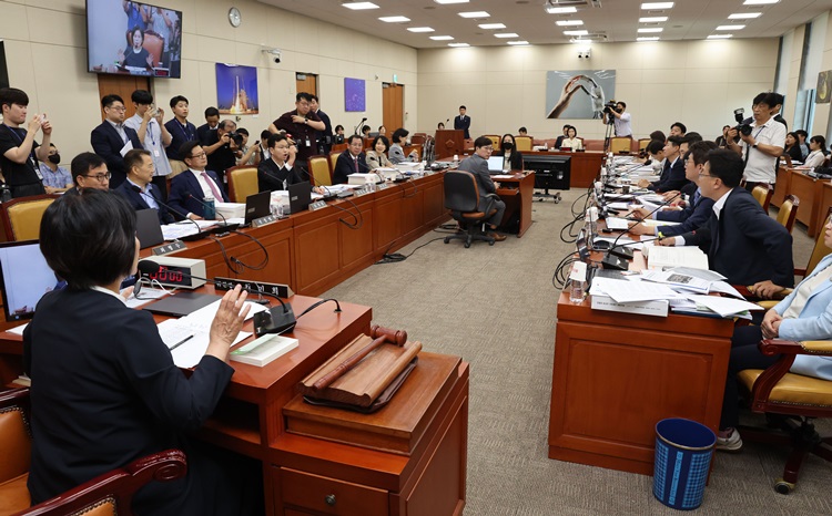 여야가 각종 특검법과 탄핵을 두고 극한 대치를 이어가면서 민생 법안은 뒤로 밀려난 형국이다. 이를 두고도 여야는 '네 탓' 공방을 멈추지 않고 있다. 사진은 26일 오전 국회에서 열린 과학기술정보방송통신위원회 전체회의 인사청문회에서 박정훈 국민의힘 의원과 김우영 더불어민주당 의원의 고성이 오가고 있는 모습. / 뉴시스