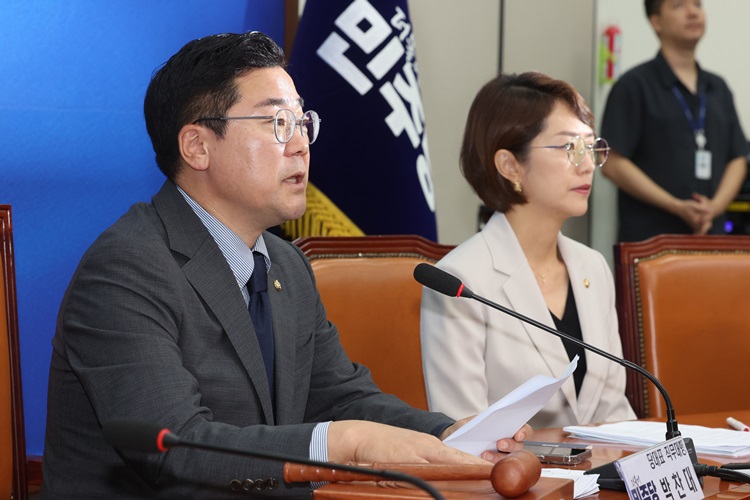 박찬대 더불어민주당 대표 권한대행 겸 원내대표가 29일 오전 국회에서 열린 최고위원회의에서 발언하고 있다. / 뉴시스