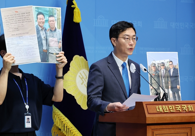 장경태 더불어민주당 의원이 지난 28일 오전 서울 여의도 국회 소통관에서 임성근 전 해병대 1사단장 '구명 로비 의혹'에 대한 권성동 국민의힘 의원의 제보 공작 주장 반박 기자회견을 하고 있다. / 뉴시