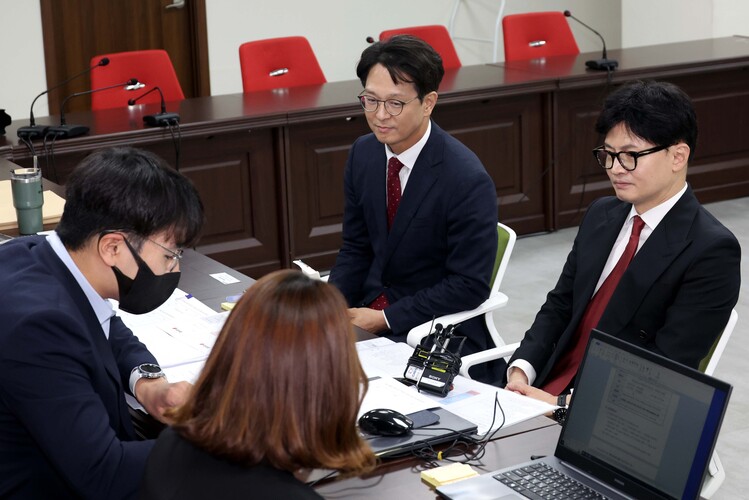 한동훈 국민의힘 당 대표가 지난달 25일 오전 서울 여의도 국민의힘 중앙당사에서 당 대표 후보 접수를 하고 있는 모습. 왼쪽은 당시 '한동훈 후보 캠프'의 대변인을 맡은 정광재 전 국민의힘 대변인.  /뉴시스