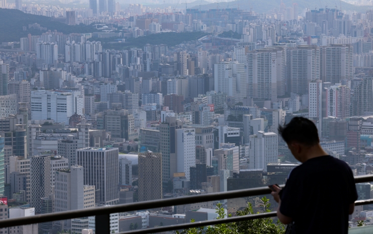 국토연구원의 월간국토에 따르면 시대 변화에 따른 주거 선호는 변화하고 있으며, 거주지를 선택함에 있어 20대와 30대는 ‘입지’ 40대 이후부터는 ‘편리성’을 중요시하는 것으로 나타났다. 또한, 서울시의 인구는 감소하고 있으나 가구 구조의 변화로, 가구 수가 증가함에 따라 정부와 서울시는 이에 맟는 맞춤별 정책 수립 및 공급을 계획하고 있다. 사진은 대한민국의 아파트 전경./ 뉴시스