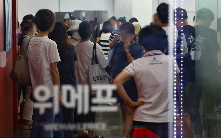 티몬·위메프의 정산 지연 사태가 이어진 지난 26일 오후 피해자들이 서울 강남구 위메프 내부로 진입해 사무실을 둘러보고 있다. / 뉴시스