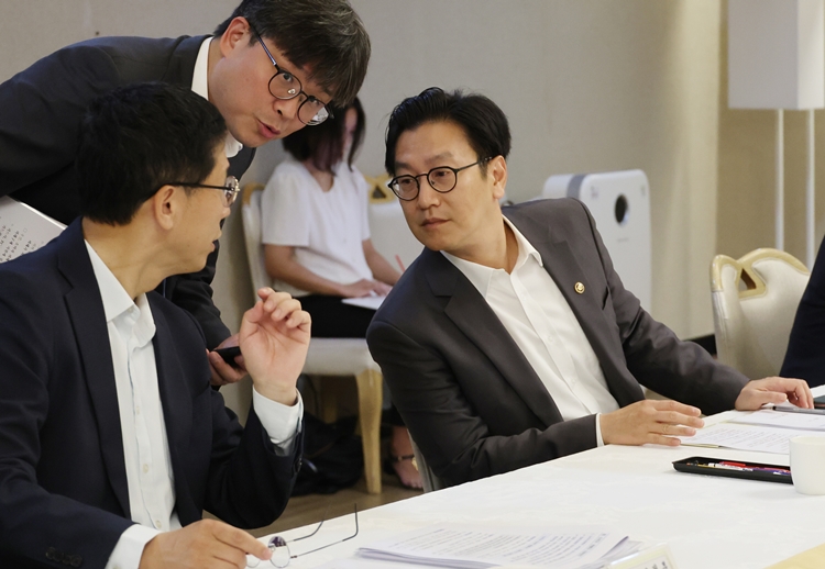 김범석(오른쪽) 기획재정부 1차관이 29일 오전 서울 종로구 정부서울청사에서 열린 위메프·티몬 판매대금 미정산 관계부처 2차 TF에서 참석자들과 대화하고 있다. / 뉴시