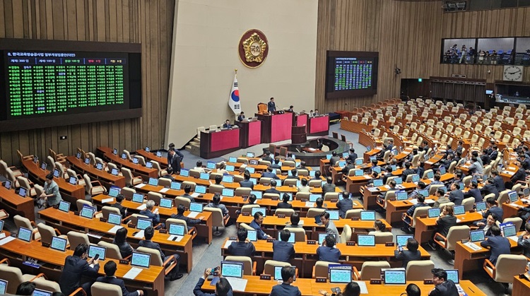더불어민주당을 비롯한 야권이 30일 오전 국회 본회의에서 한국교육방송공사법(EBS)법을 국민의힘의 퇴장 속 단독으로 통과시키고 있다. / 전두성 기자
