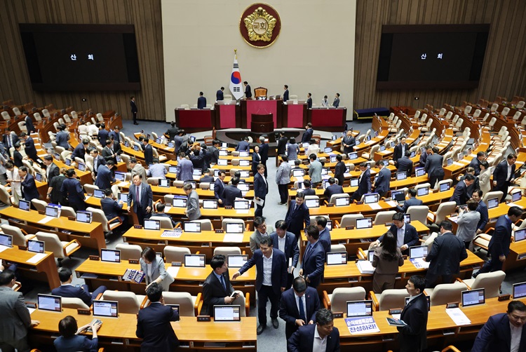 더불어민주당을 비롯한 야당 의원들이 30일 오전 국회에서 열린 제416회 국회(임시회) 제1차 본회의에서 '방송 4법' 중 마지막 법안인 한국교육방송공사법 일부개정법률안 통과 후 산회 된 뒤 회의장을 나서고 있다. / 뉴시스