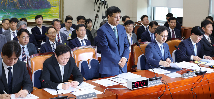 구영배(왼쪽 세 번째) 큐텐 대표가 30일 오 서울 여의도 국회에서 열린 정무위원회의 티몬·위메프 미정산 사태에 대한 현안질의에 출석해 티몬·위메프 사태와 관련해 사과하고 있다. 왼쪽부터 류화현 위메프 대표, 류광진 티몬 대표, 구영배 큐텐 대표, 한기정 공정거래위원장, 김소영 금융위원회 부위원장, 이복현 금융감독원장.  /뉴시스