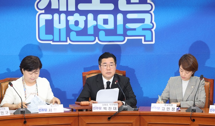 박찬대 더불어민주당 대표 권한대행 겸 원내대표가 31일 오전 국회에서 열린 최고위원회의에서 발언하고 있다. / 뉴시스