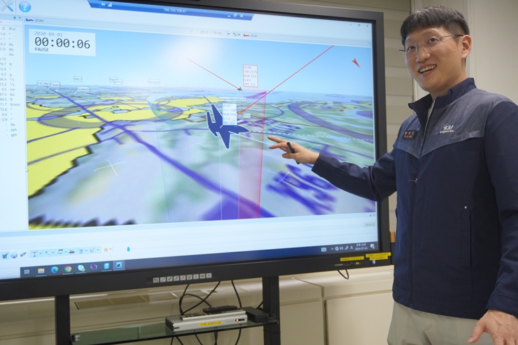 KAI에서는 지난해부터 ‘K-AI Pilot’을 개발 중이다.  인간 조종사의 위험한 전투 비행 임무를 든든히 보조할 수 있는 서포트 조종사 ‘윙맨(Wingman)’ 역할을 맡길 수 있는 AI파일럿 기술이다. 사진은 K-AI Pilot 기술을 시연 중인 한성호 KAI 미래SW기술팀 연구원. / KAI