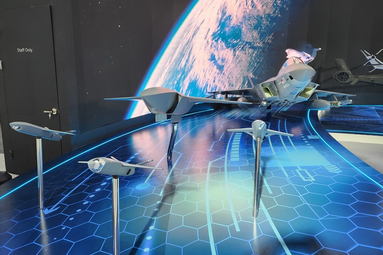 KAI는 올해부터 AI파일럿 기술 축적 및 고도화를 위한 단계적 기체 실증을 진행 중이다. 이를 통해 오는 2040~2050년 사이에 유무인 복합전투체계를 완성한다는 목표다. 사진은 ADEX 2023에 전시된 KAI의 유무인 전투기 체계./ KAI