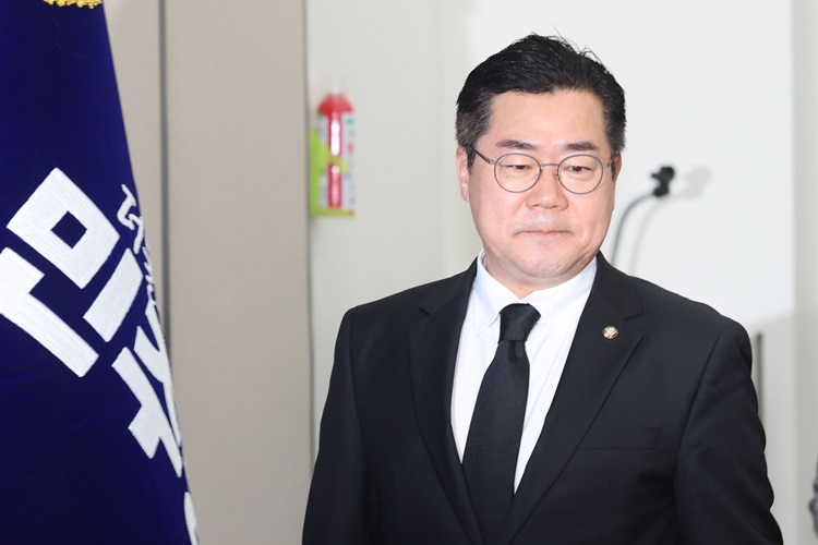 박찬대 더불어민주당 대표 권한대행 겸 원내대표는 31일 윤석열 대통령이 방송 4법에 대해 재의요구권(거부권)을 행사할 시 재발의하겠다는 입장을 밝혔다. 사진은 박 권한대행이 이날 오전 국회에서 열린 최고위원회의에 참석하고 있는 모습. / 뉴시스