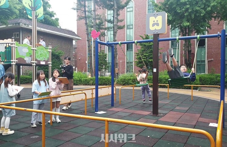 고분다리어린이공원 디자인 워크숍에 참여한 아이들이 기존 놀이공간에서 놀이활동 및 평가를 하고 있다. / 시사위크