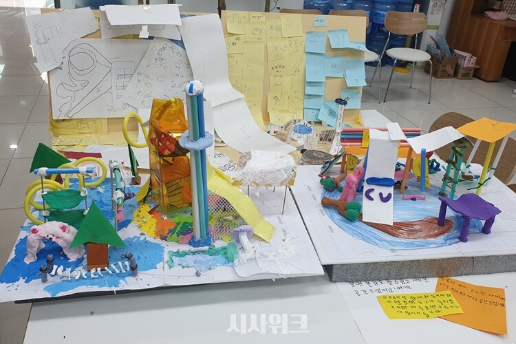 아이들이 직접 구상한 ‘가족이 함께 탈 수 있는 미끄럼틀’ ‘편의점이 있는 놀이터’ 등을 모형화한 모습이다. /시사위크