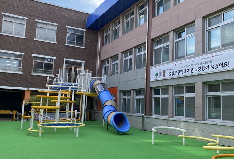 2021년 충남 공주중동초등학교에 마련된 놀이시설. 교실에서 밖으로 연결되는 미끄럼틀이 있었으면 좋겠다는 아이들의 의견을 반영해 탄생한 결과물이 인상적이다. / 세이브더칠드런