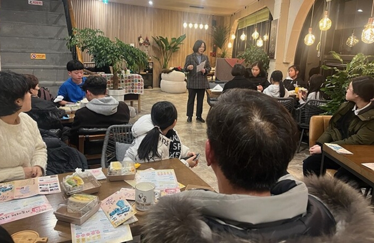 전남 강진군은 올해 1월 개최한 아동참여위원회와의 토론회를 통해 지역 내 어린이 놀이시설에 대한 의견을 공유했으며, 이를 정책 추진에 적극 반영할 방침이다. /강진군