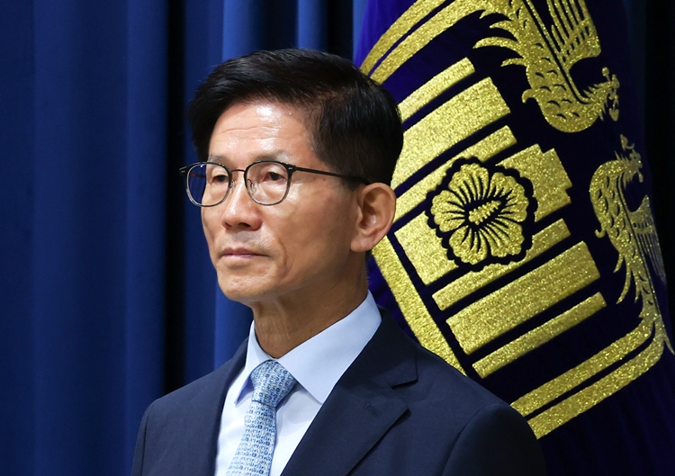 고용노동부 장관 후보자로 지명된 김문수 경제사회노동위원장이 31일 서울 용산 대통령실 청사에서 정진석 비서실장의 윤석열 대통령의 정무직 인선 브리핑을 경청하고 있다. / 뉴시스